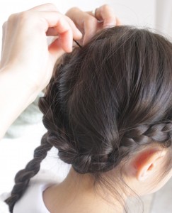 ヘアアレンジlesson 2 三つ編みで作る簡単ヘアアレンジ フラワーティアラアレンジ 子供ドレス 子供ワンピース 子供フォーマル靴のキャサリンコテージ総合サイト