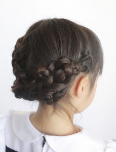 ヘアアレンジlesson 2 三つ編みで作る簡単ヘアアレンジ フラワーティアラアレンジ 子供ドレス 子供ワンピース 子供 フォーマル靴のキャサリンコテージ総合サイト