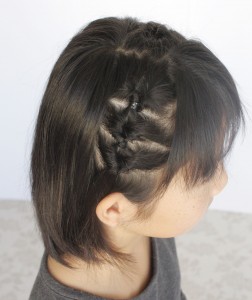 ヘアアレンジlesson 3 ボブ編 ボブでもできる 三つ編みカチューシャ アップスタイル風アレンジ 子供ドレス 子供ワンピース 子供 フォーマル靴のキャサリンコテージ総合サイト