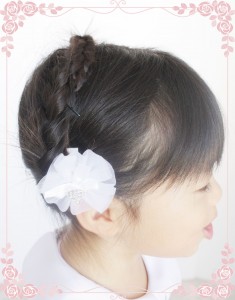 ヘアアレンジlesson 2 三つ編みで作る簡単ヘアアレンジ フラワーティアラアレンジ 子供ドレス 子供ワンピース 子供 フォーマル靴のキャサリンコテージ総合サイト