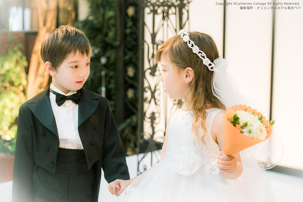 結婚式コーディネートの女の子と男の子